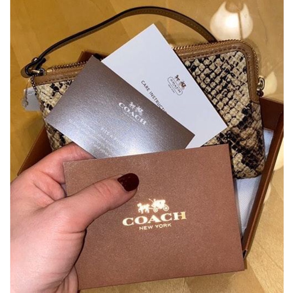 🖤Coach RARE🐍 Snake skin Wristlet/Clutch🖤NEVER USED 🖤 - Picture 1 of 6